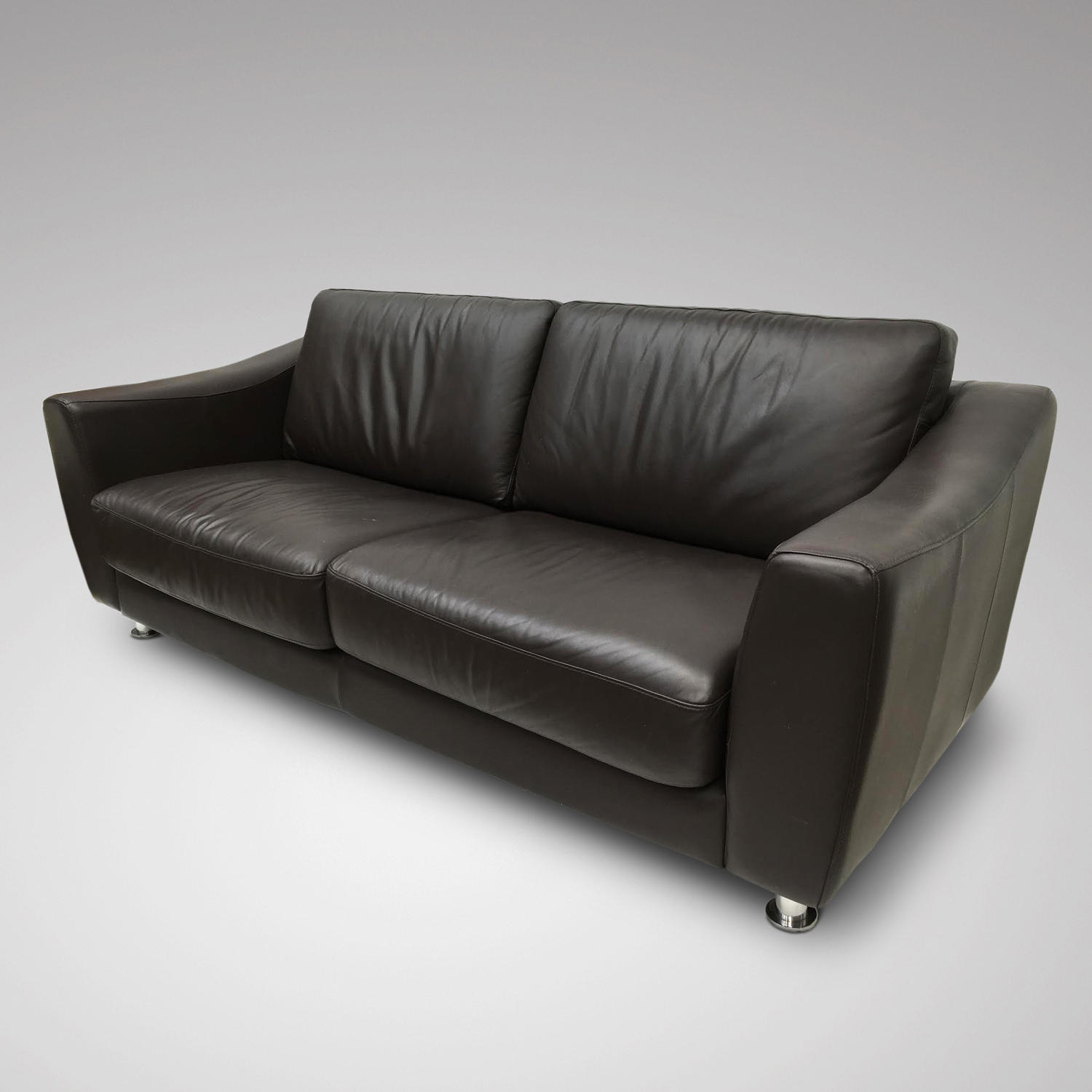 A MODERN DARK BROWN LEATHER UPHOLSTERED SETTEE