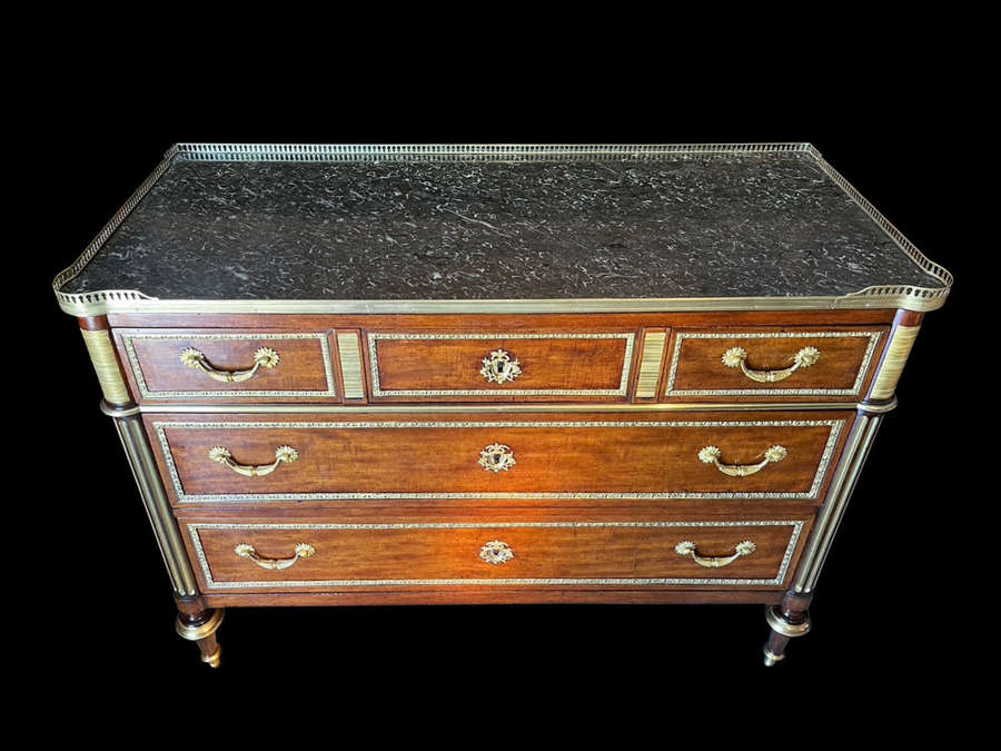A GOOD LOUIS XVI PERIOD BRASS MOUNTED COMMODE
