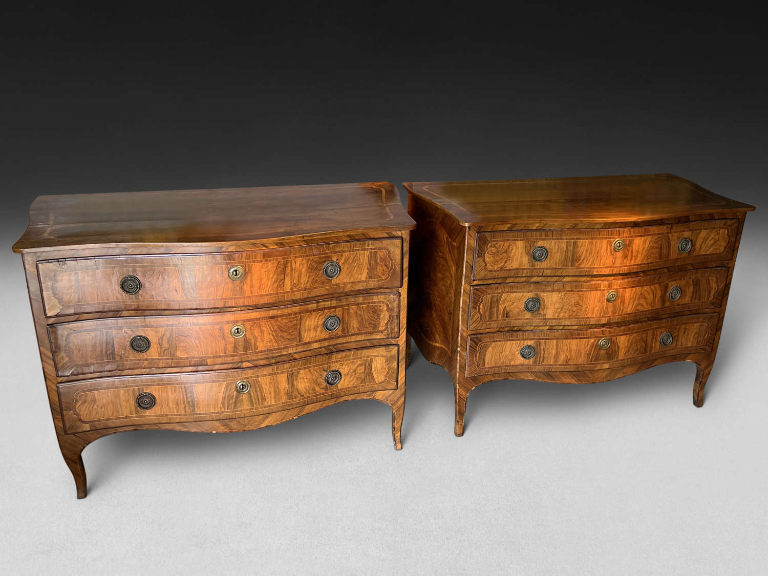 A PAIR OF 18TH CENTURY COMMODES