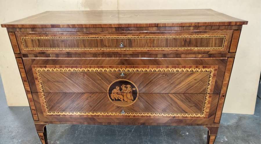 A GOOD 18TH CENTURY NORTH ITALIAN MARQUETRY COMMODE