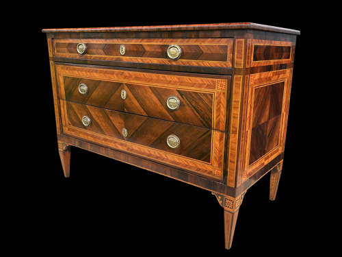A RARE PAIR OF PARQUETRY INLAID COMMODINI EN SUITE WITH A COMMODE