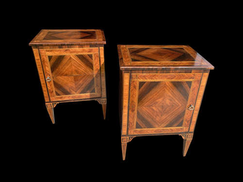 A RARE PAIR OF PARQUETRY INLAID COMMODINI EN SUITE WITH A COMMODE